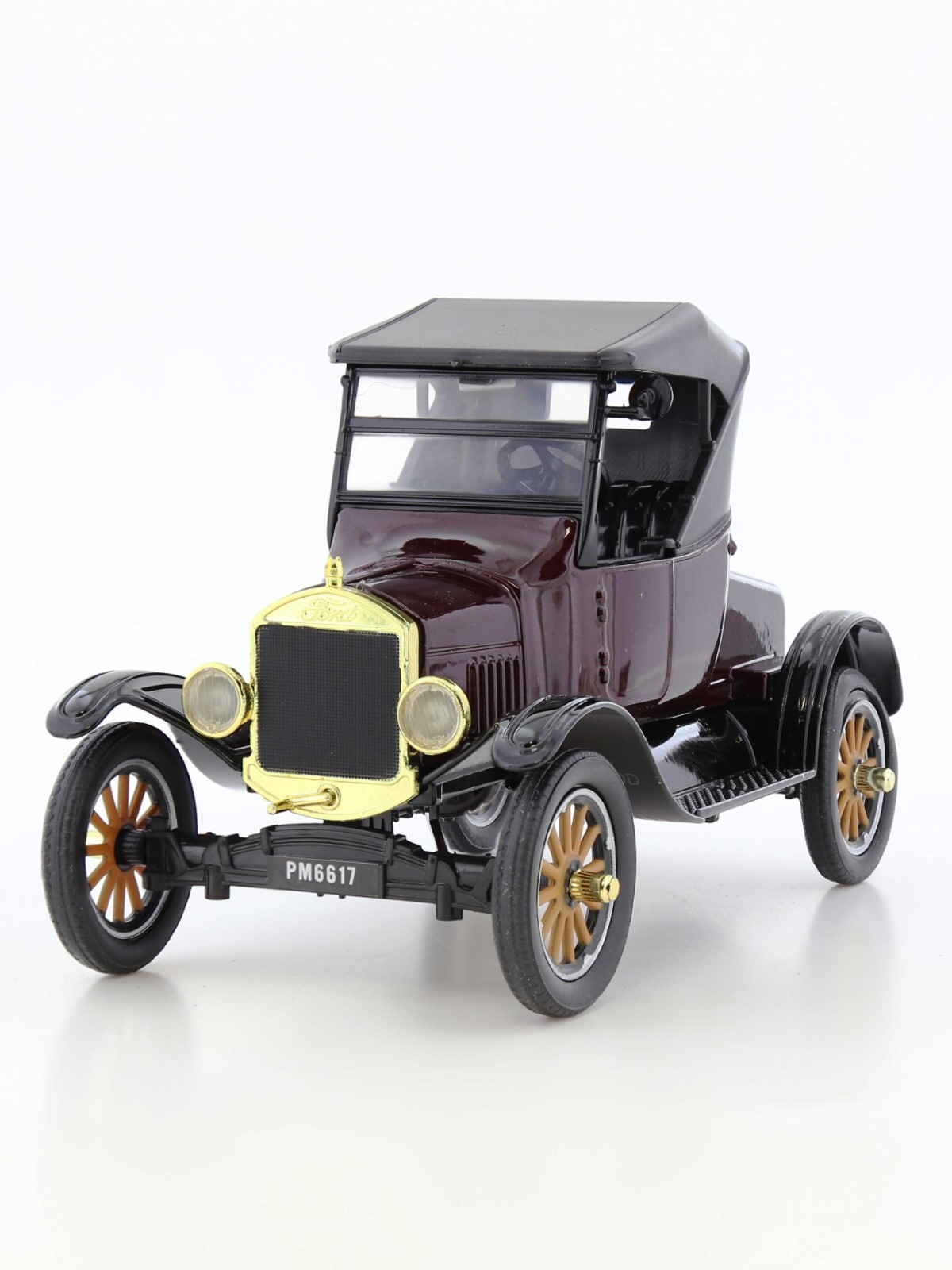 Motormax 1.24 1925 Ford Model T-Runabout Soft Top Die-Cast Model