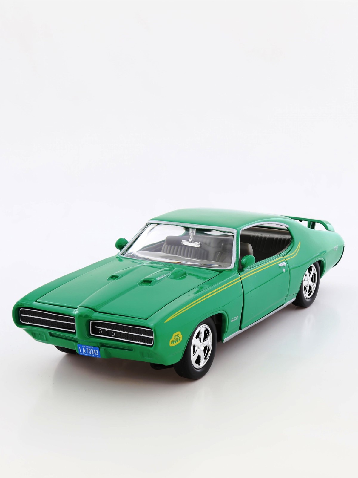 Motormax 1.24 1969 Pontiac GTO Judge Die-Cast Model