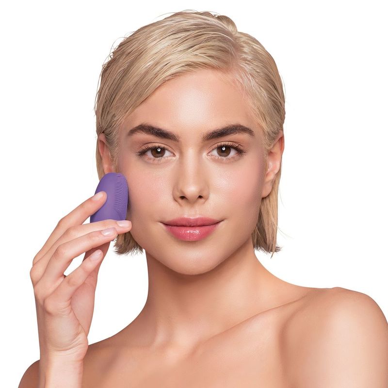 Foreo Luna Fofo Smart Cleansing Massager & Skin Analyzer Purple