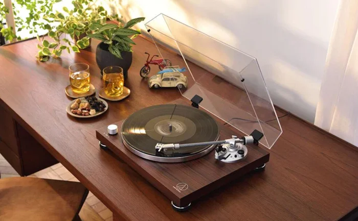 Audio Technica Turntable with Built-in Pre-Amplifier